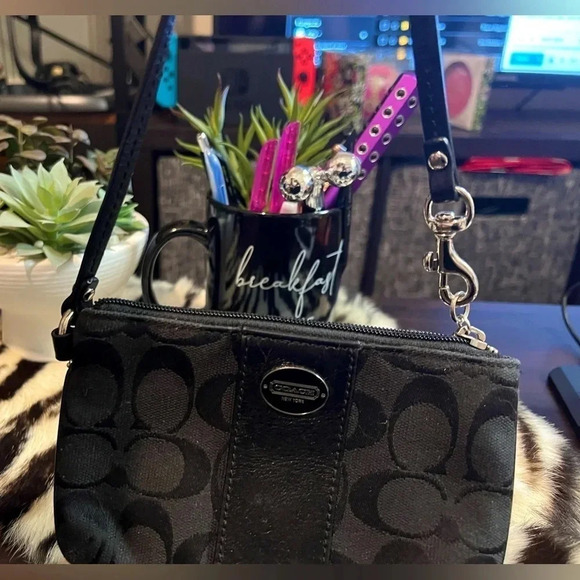 Authentic Coach Wristlet Canvas Leather Perfect Condition - Picture 5 of 7